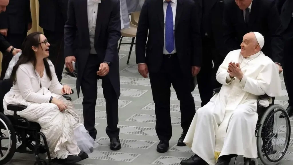 Imagem papa Francisco interage com uma pessoa com deficiencia no Vaticano do artigo Papa Francisco destaca urgência em promover inclusão e combater a cultura do descarte