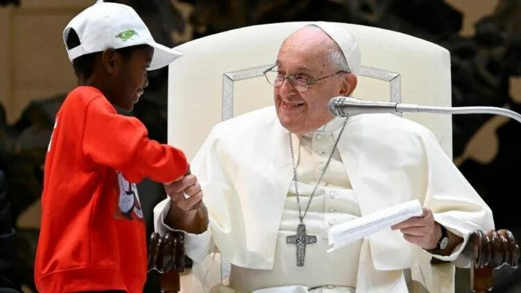Imagem papa com crianca do artigo Jornada Mundial das Crianças deve receber cerca de 100 mil pessoas