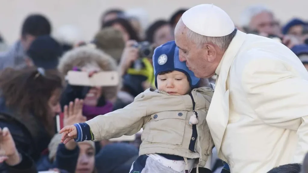 Imagem papa francisco beijando crianca do artigo Papa Francisco reforça seu convite às crianças para participarem da JMC