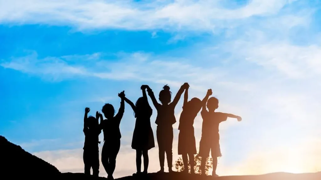 Imagem silhueta criancas do artigo Quem defende os direitos das crianças e adolescentes defende a sociedade