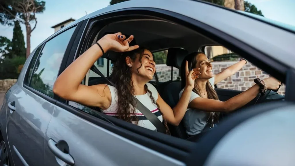 Imagem Mulheres no carro em viagem de ferias do artigo Músicas para te acompanhar na estrada nesse feriadão