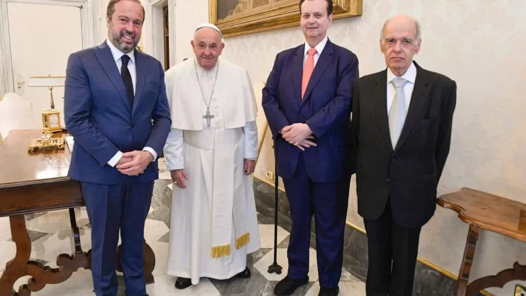 Imagem Brasileiros com o Papa do artigo Papa Francisco elogia políticas inclusivas do Brasil