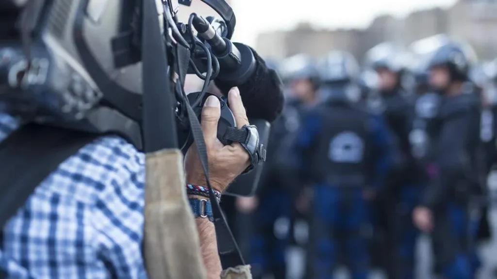 Imagem camera noticias do artigo Relatório aponta tendências perturbadoras para jornalistas em 2024