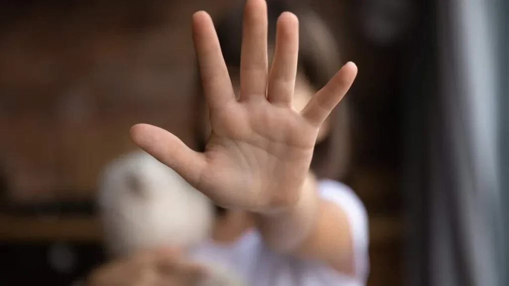 Imagem crianca com mao estendida se defendendo do artigo Carta de Aparecida contra o abuso e a exploração sexual de crianças e adolescentes