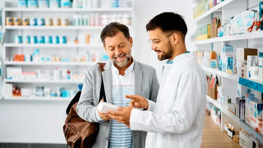 Imagem jovem farmaceutico conversando com homem do artigo Farmácia no Vaticano tem coleção de perfumes chamada "Bíblia Sagrada"