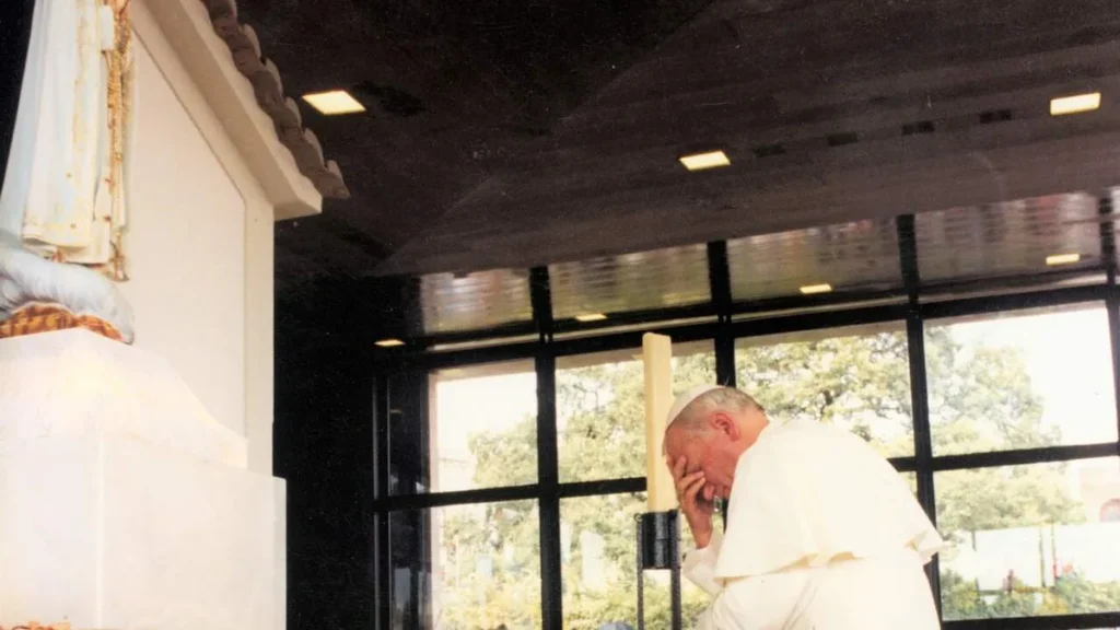 Imagem Papa Joao Paulo II em Fatima 1982 do artigo São João Paulo II, um grande devoto da Virgem de Fátima