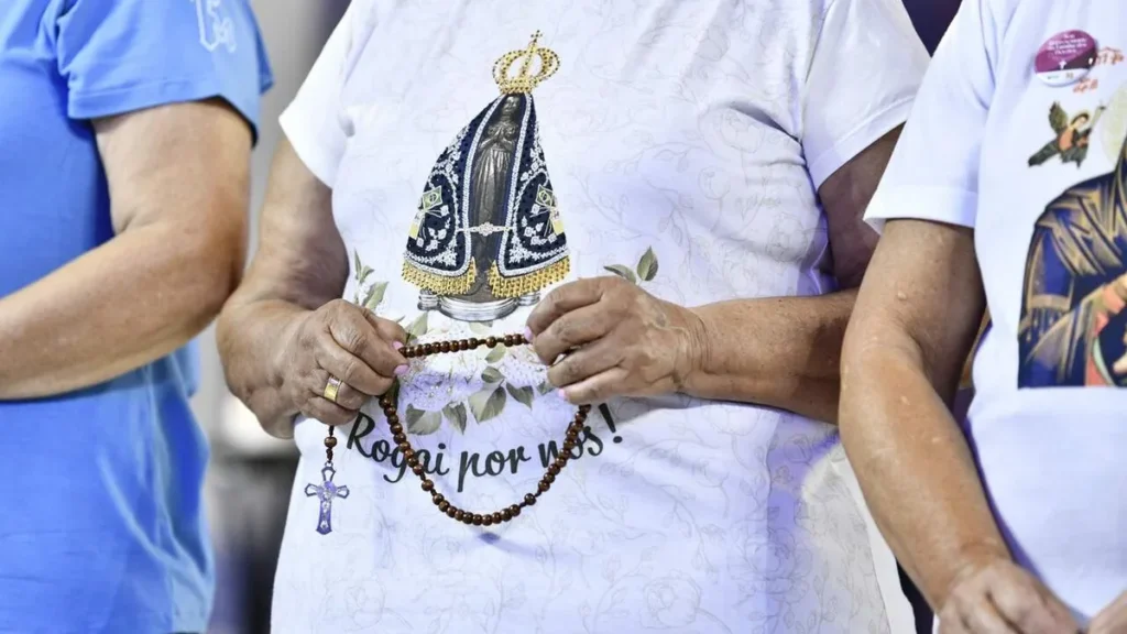 Imagem Terco das Mulheres 2024 terco na mao do artigo Qual a diferença entre o Terço e o Rosário?