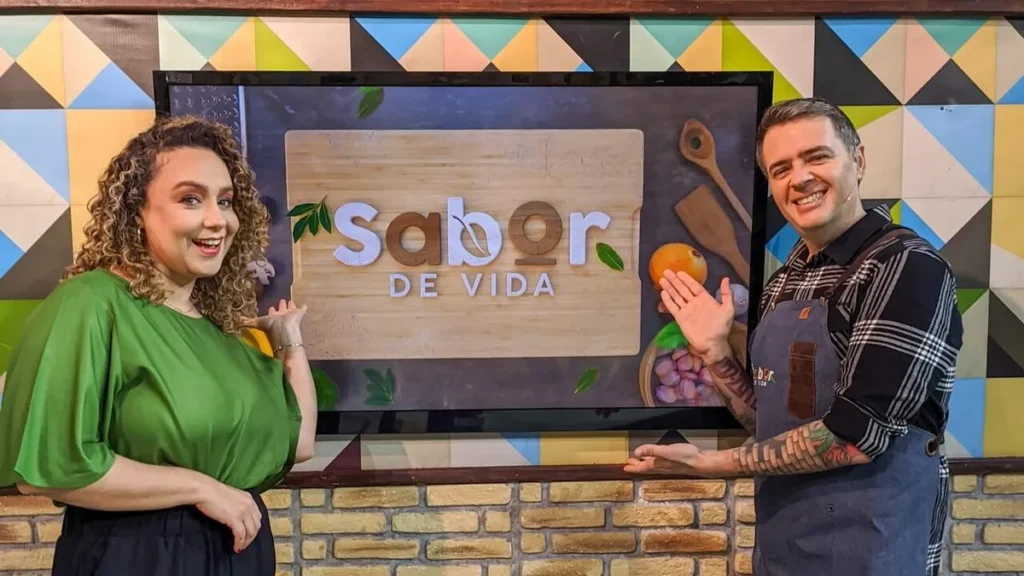 Imagem Bianca laua e chef leonardo roncon do artigo “Sabor de Vida” ensina o preparo de uma suculenta barriga de porco