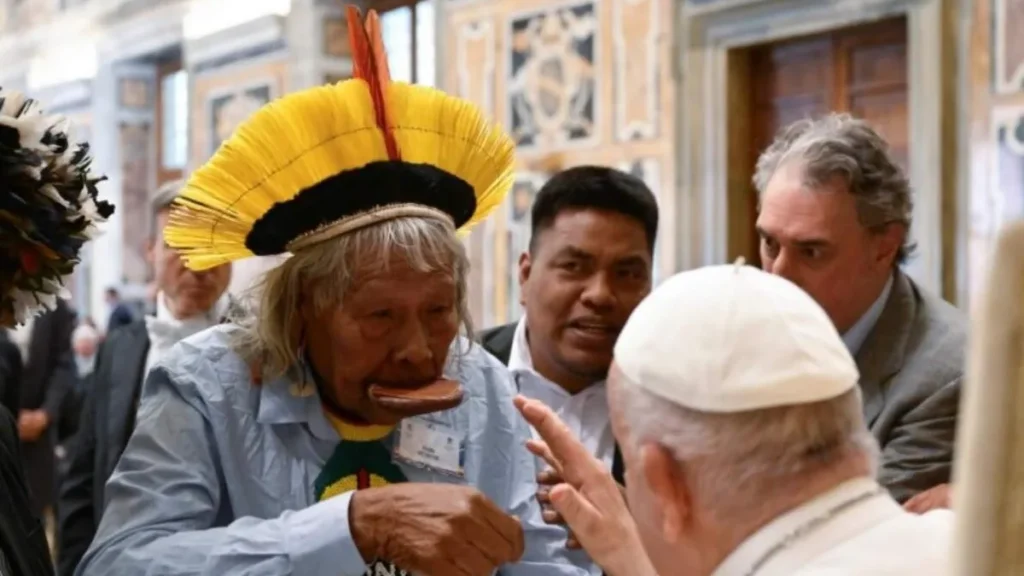Imagem Papa com Cacique do artigo Papa Francisco alerta sobre a urgência de cuidar do meio ambiente