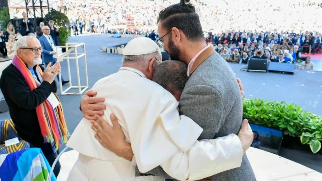 Imagem Papa abraca palestino e israelense do artigo Francisco promove a paz e a justiça em Verona