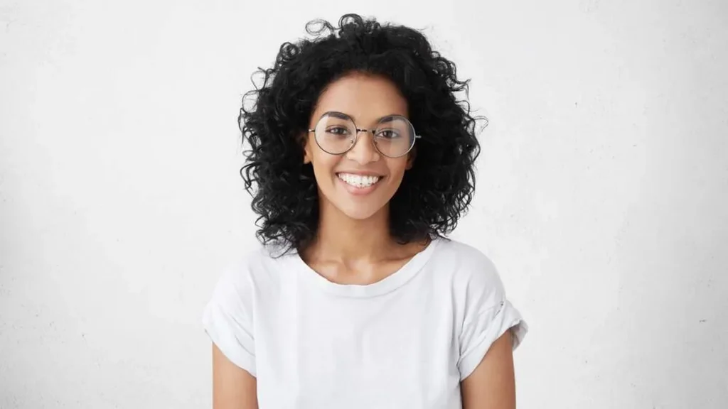 Imagem mulher morena sorridente do artigo Dogmas da Igreja: O homem é formado de corpo material e alma espiritual