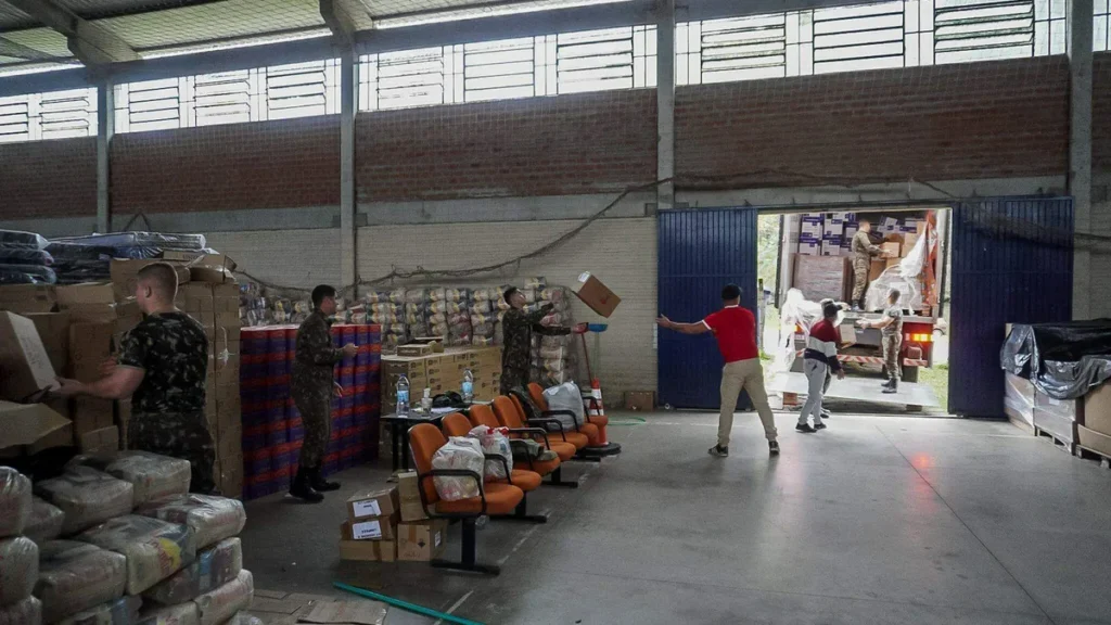 Imagem RS distribuicao de alimentos compressed 1 do artigo A presidência do regional Sul 3 da CNBB emite, em nota, agradecimento aos voluntários da tragédia no Rio Grande do Sul