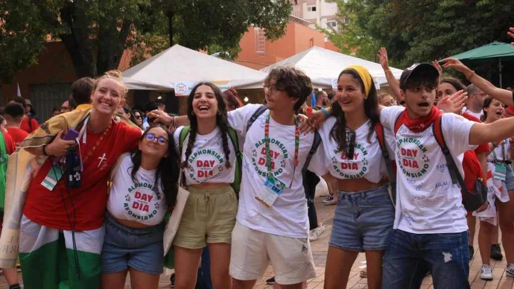 Imagem Jovens abracados do artigo JMJ 2023: Jovens são convidados a compartilhar seus testemunhos