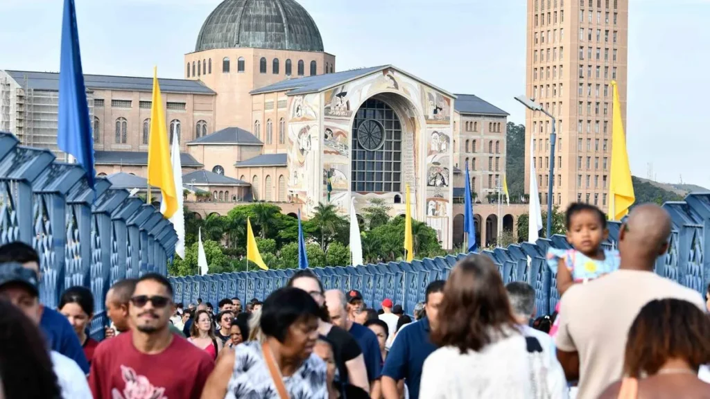 Imagem Passarela da Fe peregrinos do artigo Os diversos títulos de Maria no Santuário Nacional de Aparecida