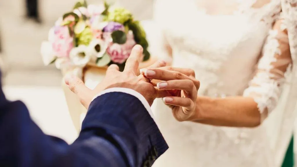 Imagem Maos dos noivos do artigo Você sabia que você pode casar no Santuário Nacional de Aparecida?