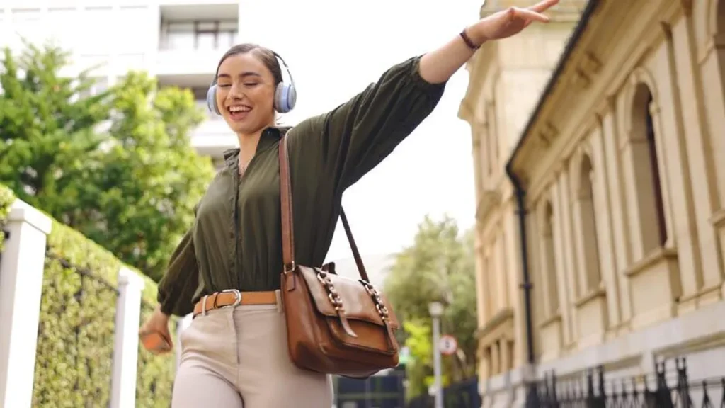 Imagem Mulher escutando musica do artigo Músicas que te inspiram a ser grato hoje e sempre