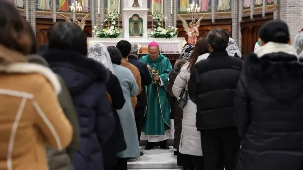 Imagem missa em igreja em seul na coreia do artigo Coreia do Sul reza pela reconciliação e a unidade das Coreias