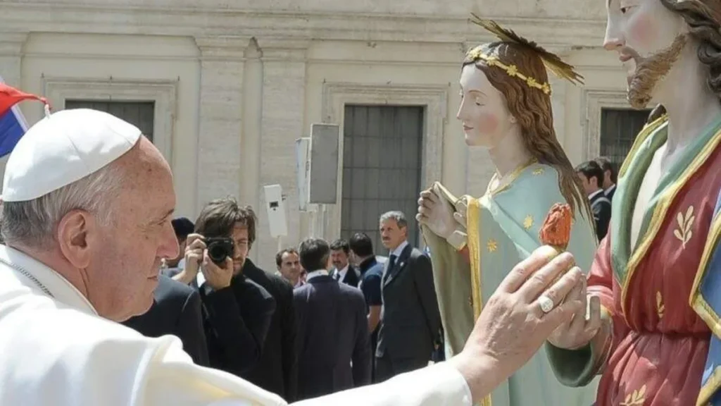 Imagem Papa Francisco abencoa imagem do Sagrado Coracao de Jesus do artigo Papa: É preciso responder ao amor redentor de Cristo