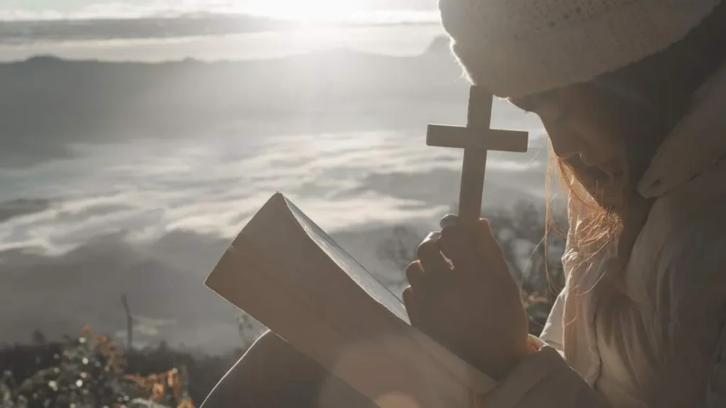 Imagem mulher refletindo sobre a palavra de Deus confiar em Deus do artigo Quem segue a Cristo, está a salvo de todo o mal
