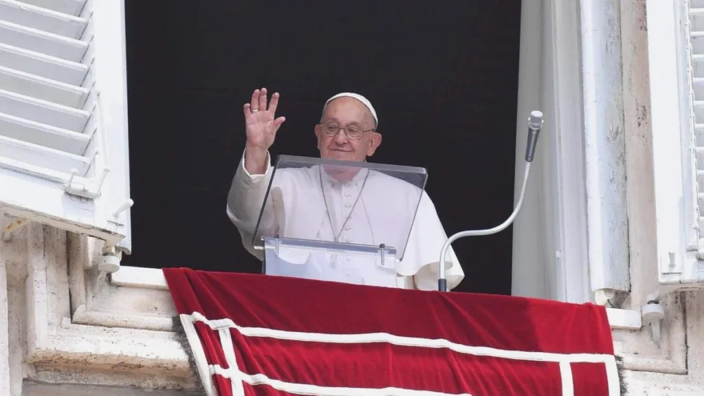 Imagem papa francisco acena da janela do Vaticano do artigo “Sou uma pessoa livre ou me deixo aprisionar pelo dinheiro?", pergunta o Papa