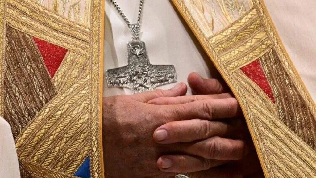 Imagem maos e cruz de papa do artigo Qual o papel de um papa?