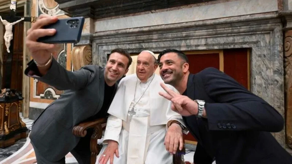 Imagem papa e humoristas do artigo Papa Francisco encontra humoristas no Vaticano