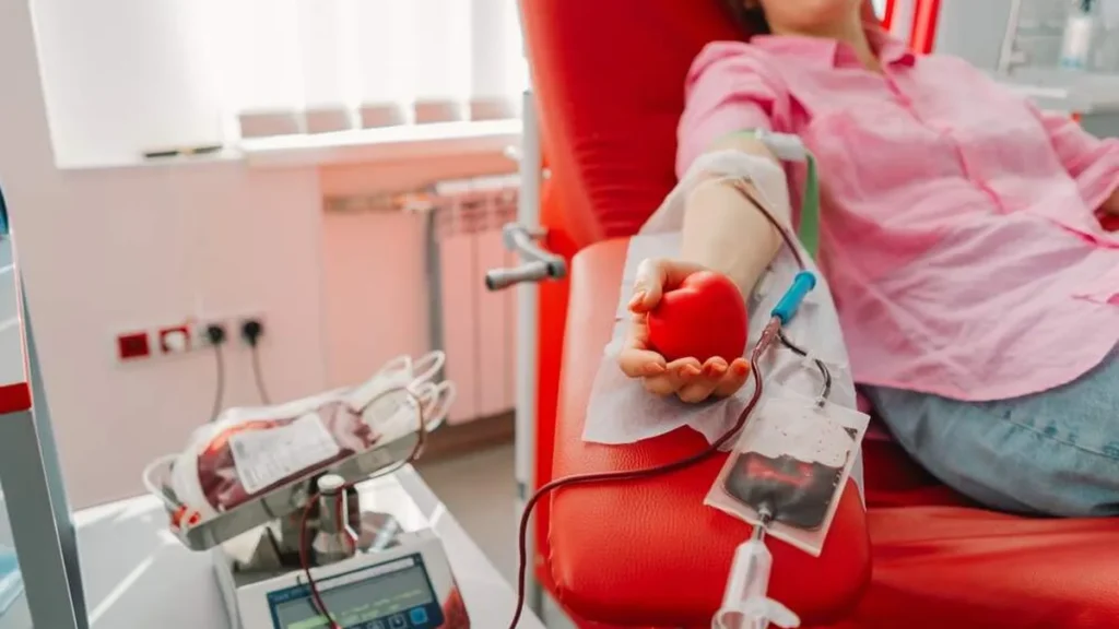 Imagem Mulher doando sangue do artigo Junho Vermelho incentiva a população a doar sangue