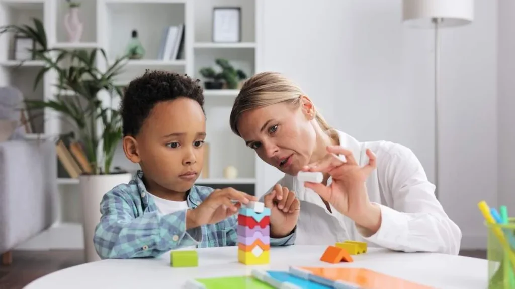 Imagem Terapia de uma crianca autista do artigo Dia do Orgulho Autista: psicóloga ressalta importância do diagnóstico precoce