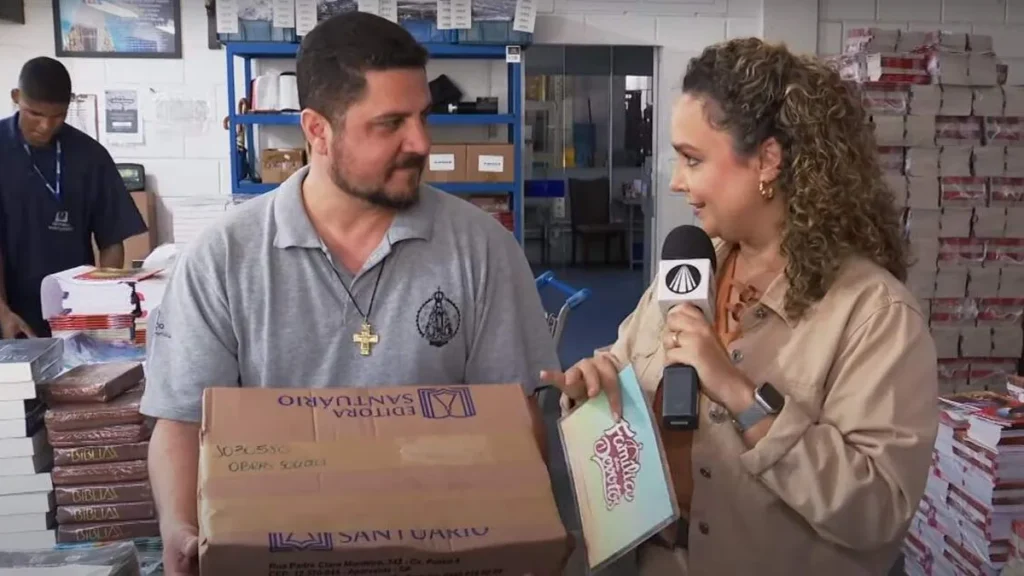 Imagem familia dos devotos 03 do artigo Acompanhe a entrega dos livros doados pela Editora Santuário ao "Lar Nossa Senhora Aparecida"