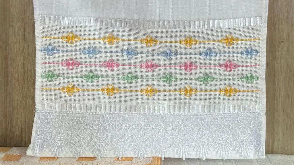 Imagem lacinhos coloridos bordados em vagonite faca voce mesmo do artigo Lacinhos coloridos bordados em Vagonite - Faça Você Mesmo