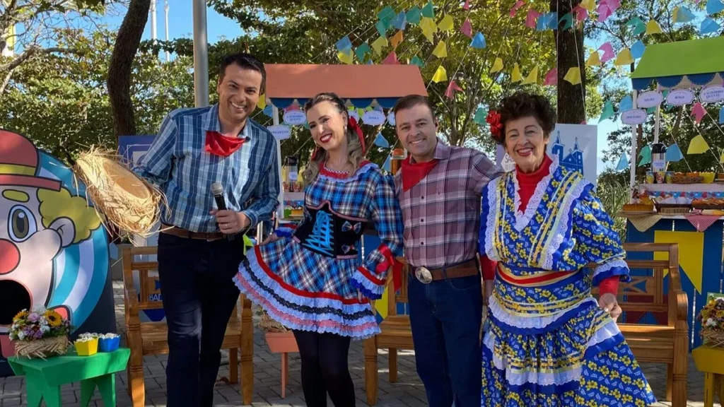 Imagem 1 Apresentadores do sabado no santuario do artigo Mariangela Zan canta na festa caipira do “Sábado no Santuário”