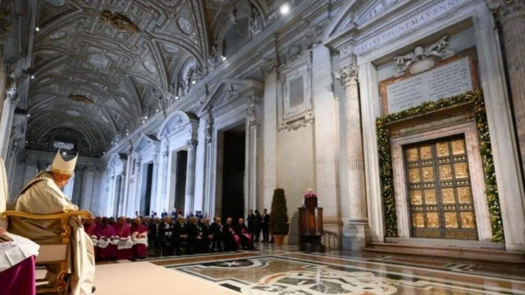 Imagem Papa na Porta Santa do artigo A Igreja se prepara para o Jubileu 2025