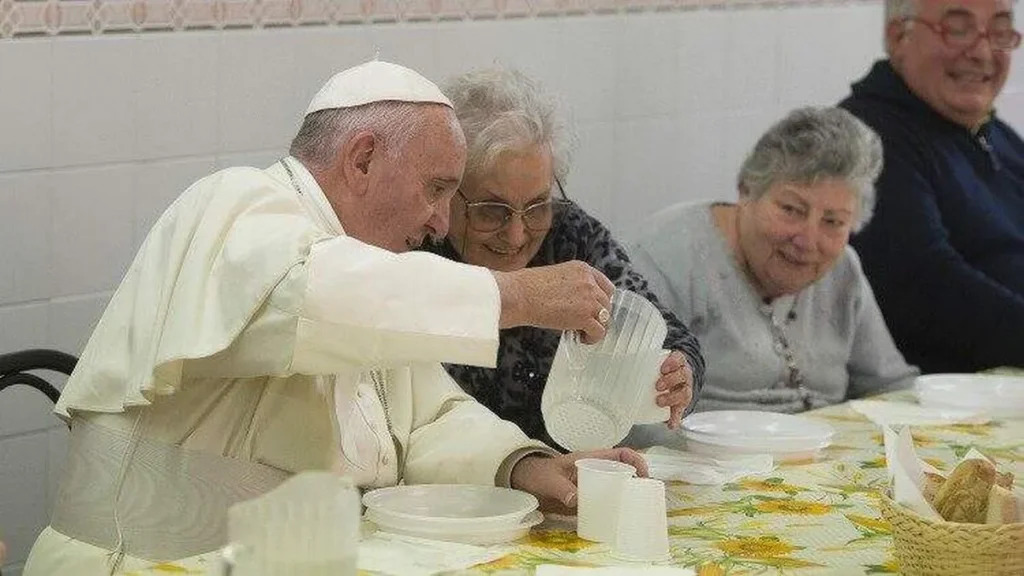 Imagem papa francisco sendo caridoso do artigo Por que o Papa nos chama a sermos caridosos no dia de São Pedro?