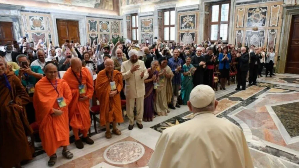Imagem Papa Francisco em encontro com membros do movimento dos focolares do artigo Papa afirma que o diálogo inter-religioso é condição necessária para a paz
