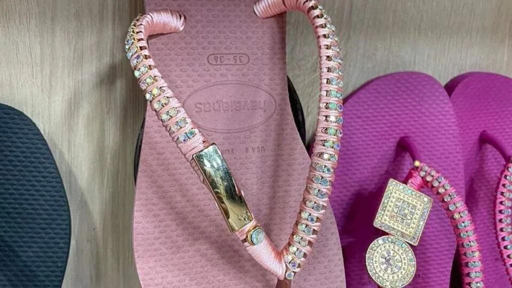 Imagem chinelo com placa faca voce mesmo do artigo Chinelo com placa gravada “amor” - Faça Você Mesmo