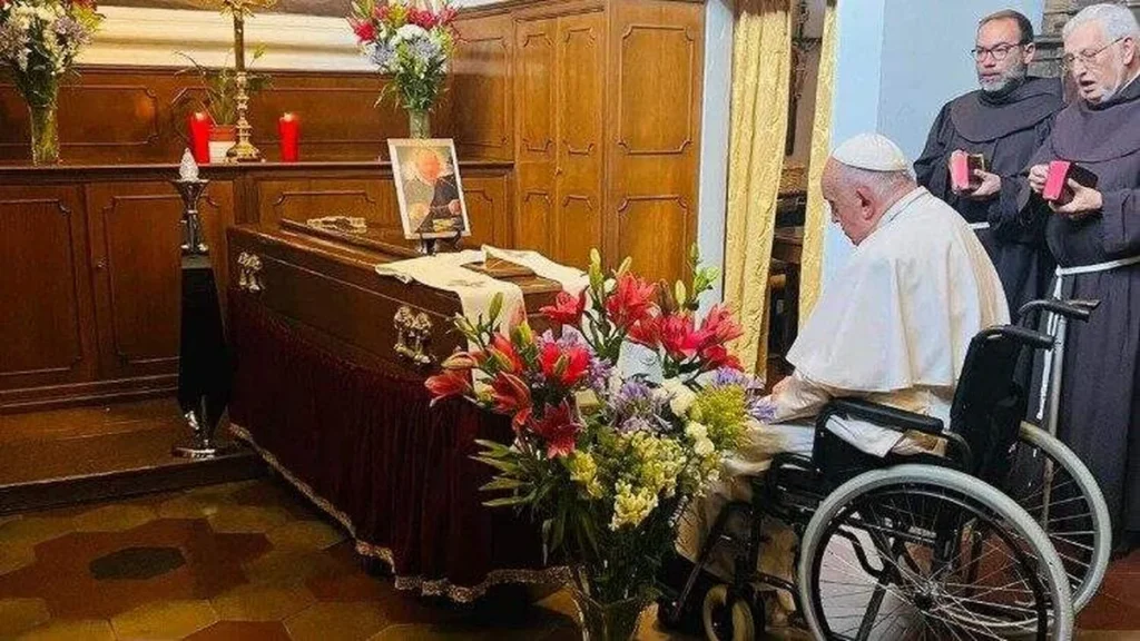 Imagem papa caixao confessor franciscano do artigo Morre aos 85 anos o padre confessor do Papa Francisco