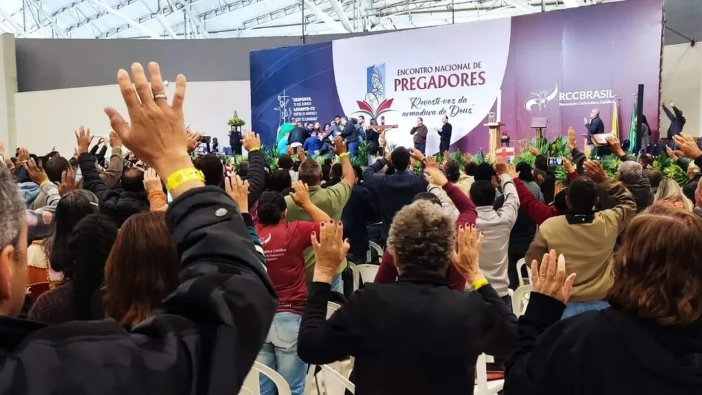 Imagem Servos oram no Encontro da RCC 23 07 23 do artigo Grupos da RCC Brasil realizam encontros nacionais, em Aparecida