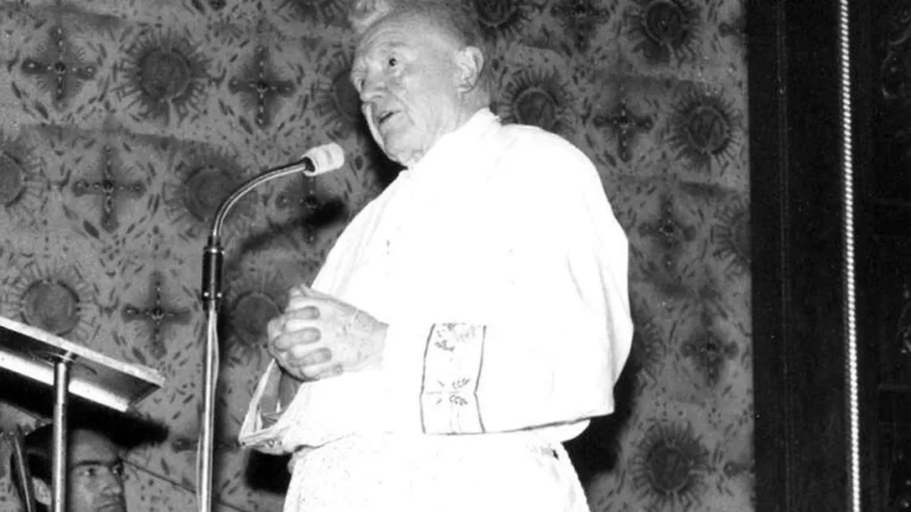 O Venerável pe. Vítor Coelho de Almeida pregando na Basílica Histórica