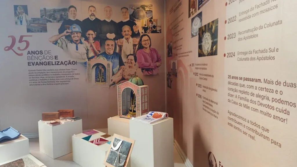 Imagem Exposicao FD Hall da Torre 02 do artigo Exposição celebra o aniversário de 25 anos da Família dos Devotos