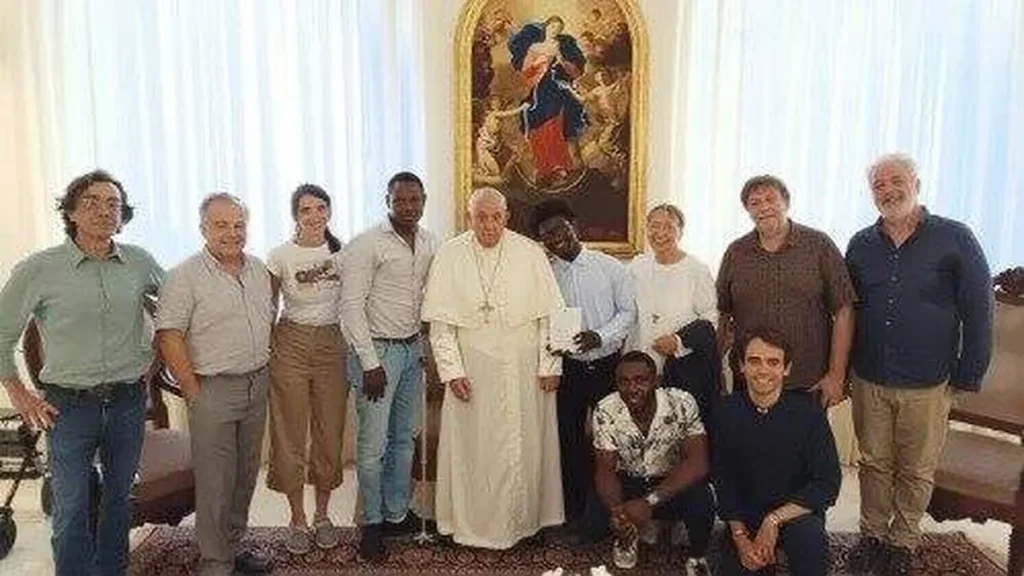 Imagem Migrantes com Papa do artigo Migrantes sobre Papa: “um pastor de todos”