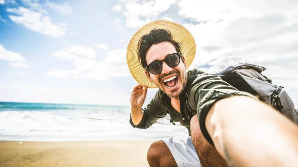 Imagem Homem sorrindo na praia do artigo A felicidade se aprende?