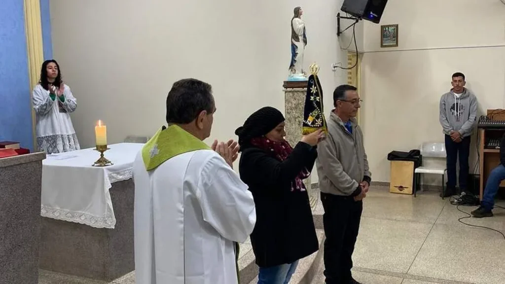 A imagem de Nossa Senhora Aparecida ficará na comunidade como sinal de consolo e solidariedade aos que morreram no acidente com ônibus que viajava para o Santuário Nacional de Aparecida