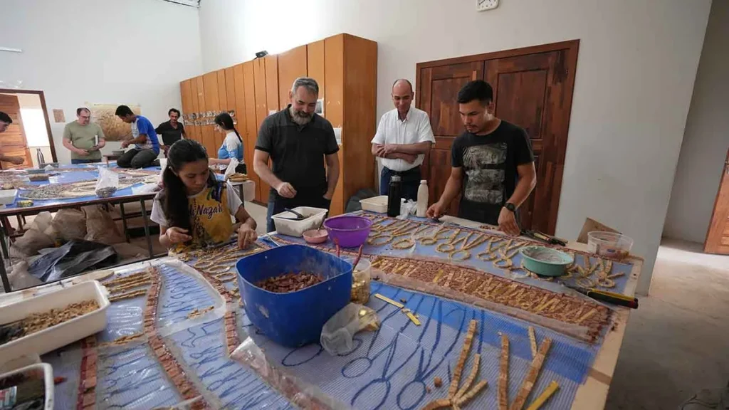 Imagem Mosaicistas trabalhando no AMACOM do artigo A Fachada Leste: preparativos para a colocação dos mosaicos