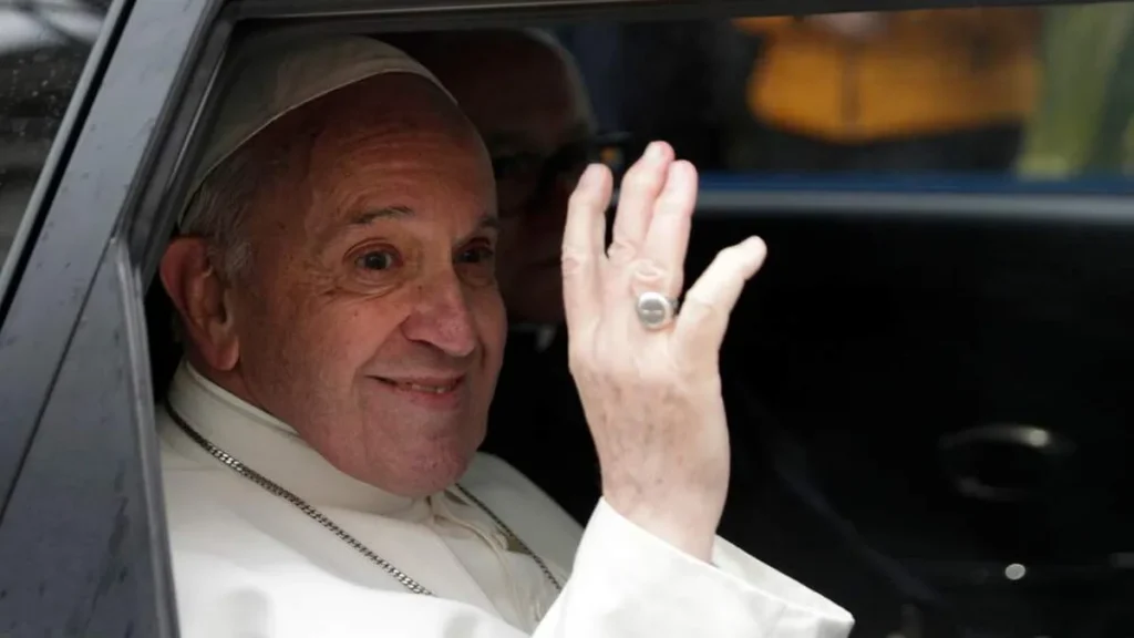 Imagem Papa Francisco acena de dentro do carro do artigo O Papa está de férias: Audiências estão suspensas na pausa de verão