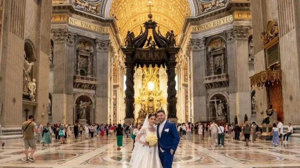 Imagem casal na basilica de sao pedro do artigo Você sabia que é possível se casar no Vaticano?