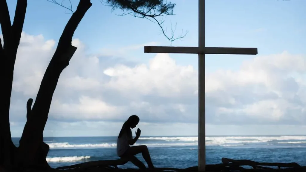 Imagem mulher ao lado de uma cruz do artigo Encontrando o amor de Deus nas pequenas coisas: A espiritualidade do cotidiano