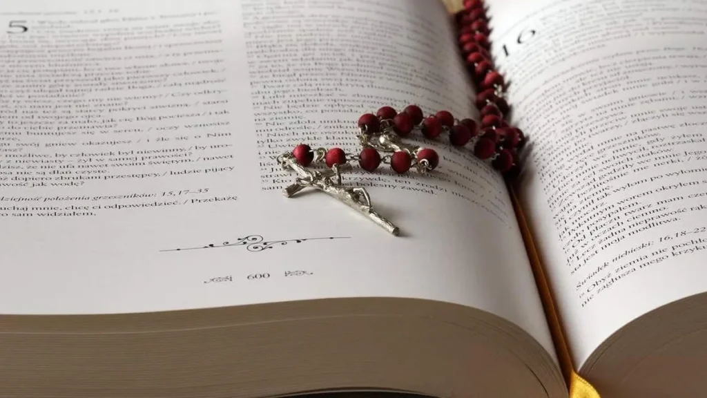 Imagem Biblia e o Terco do artigo Vocação do jovem cristão