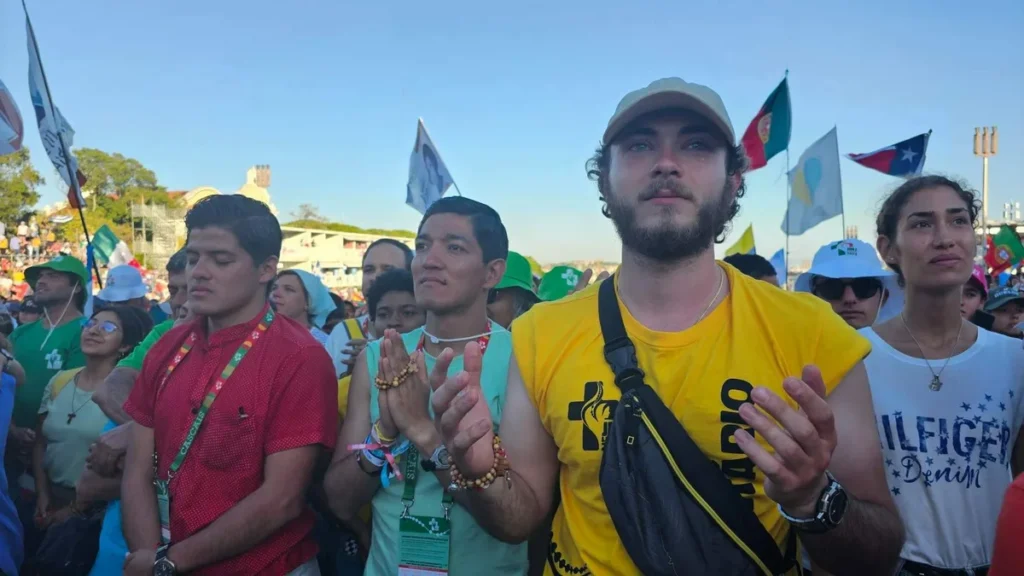 Imagem Jovens emocionados na JMJ Lisboa do artigo JMJ Lisboa: Fica saudade e a missão de manter a chama acesa