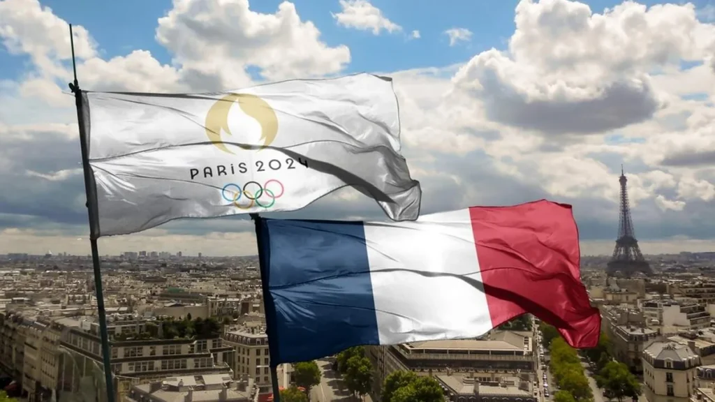 Imagem Bandeiras Franca e Olimpiadas do artigo Capelães católicos dão apoio espiritual para atletas em Paris