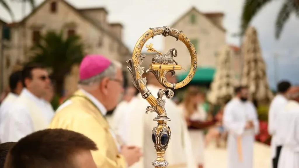 Imagem cajado episcopal baculo do artigo Sacerdócio e Serviço: Guiando o povo de Deus, a exemplo do Bom Pastor